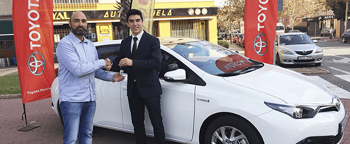 El concesionario Toyota Murcia entrega un vehículohíbrido a Autoescuela Ayala
